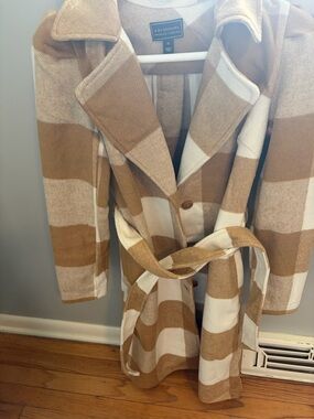 Brand new. G by Guliana black label. Xs . Tan and cream check coat